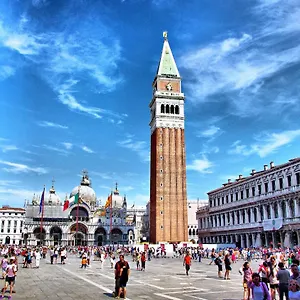 Raggio Di Sole Dietro Piazza San Marco , Venise Italie